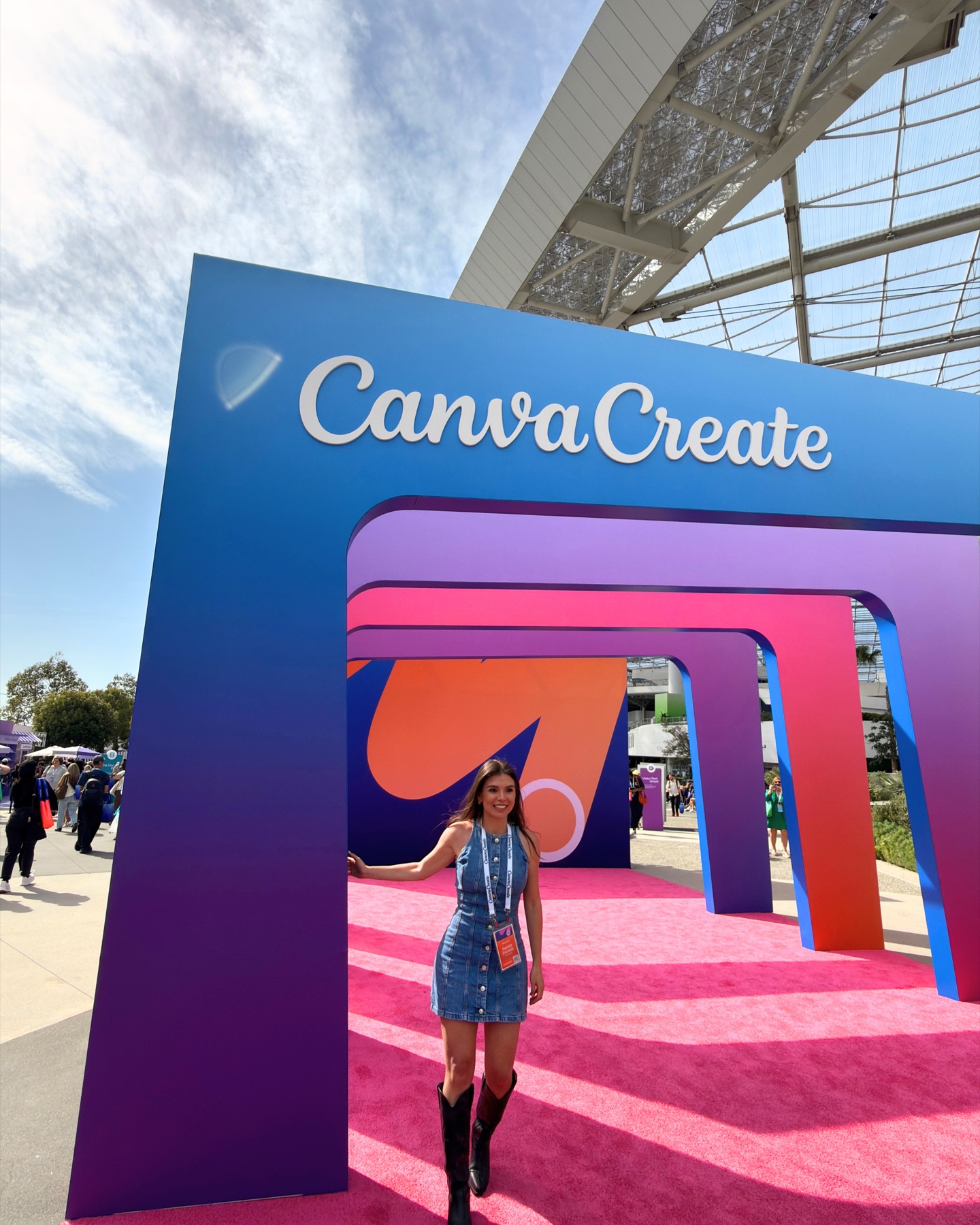 Nati en Canva Create, frente a la entrada del evento